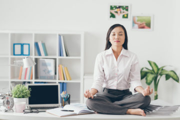 Mujer meditando en oficina