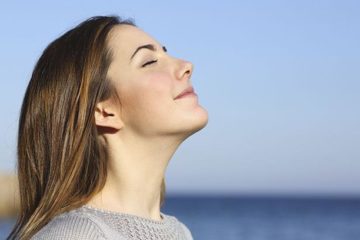 Mujer haciendo respiración profunda