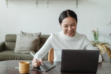 Mujer feliz en el trabajo