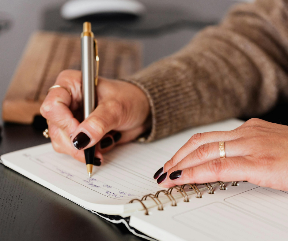 Mujer haciendo journaling