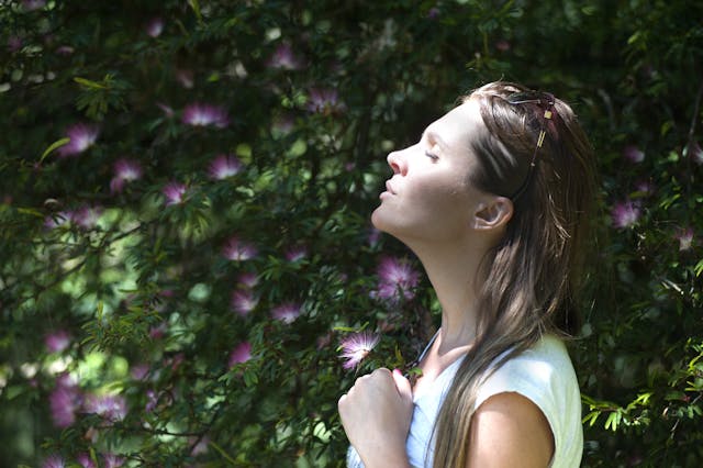 Mujer practicando respiración consciente para la ansiedad y el estrés