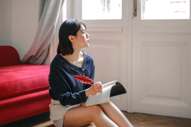 Mujer haciendo journaling y observando sus pensamientos sin juzgarlos